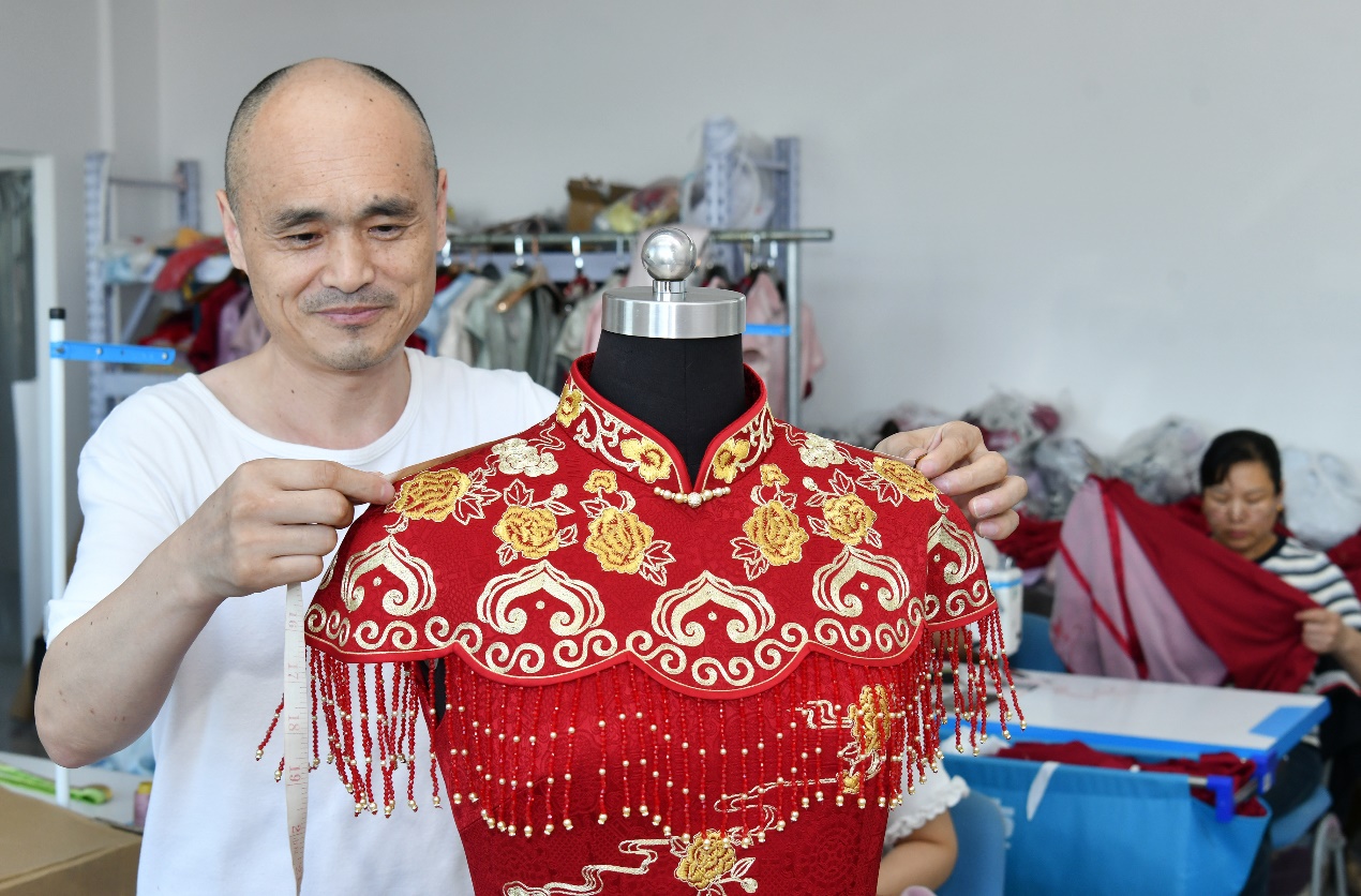 8月29日，制版师在位于肃宁县的丽绣坊工艺品有限公司复核锦丝绣成衣尺寸。苑立伟摄