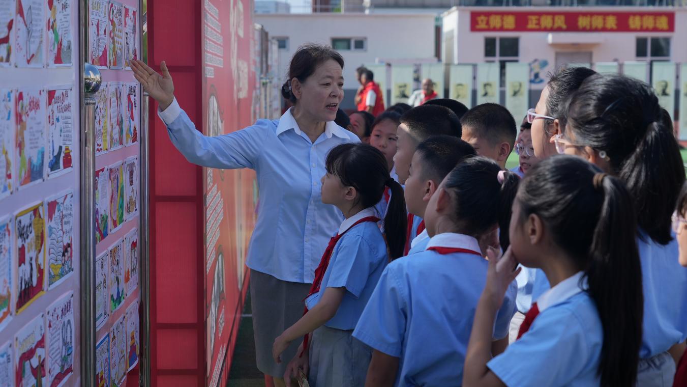 学生们在暑期实践活动展区学习榜样力量。刘一明摄