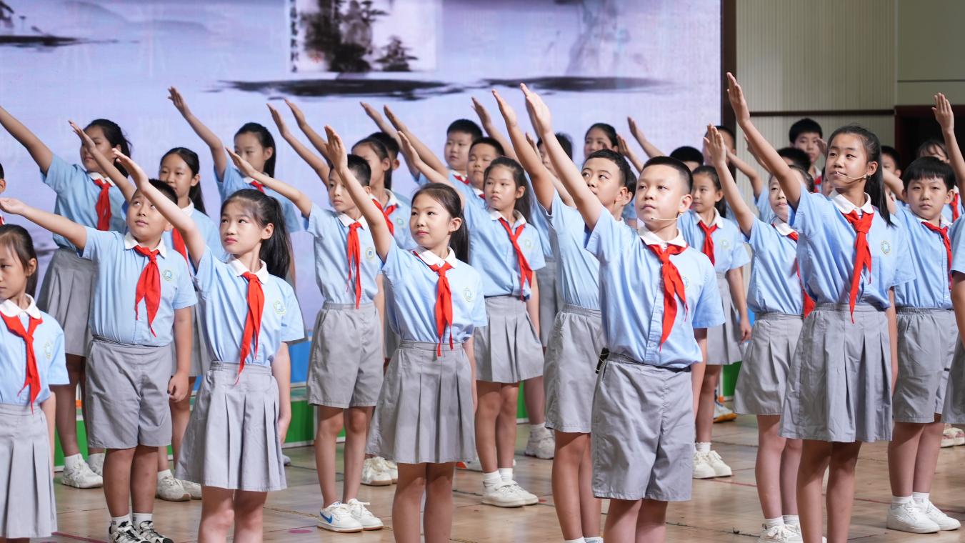 学生们在书院剧场表演歌曲《如愿》。刘一明摄