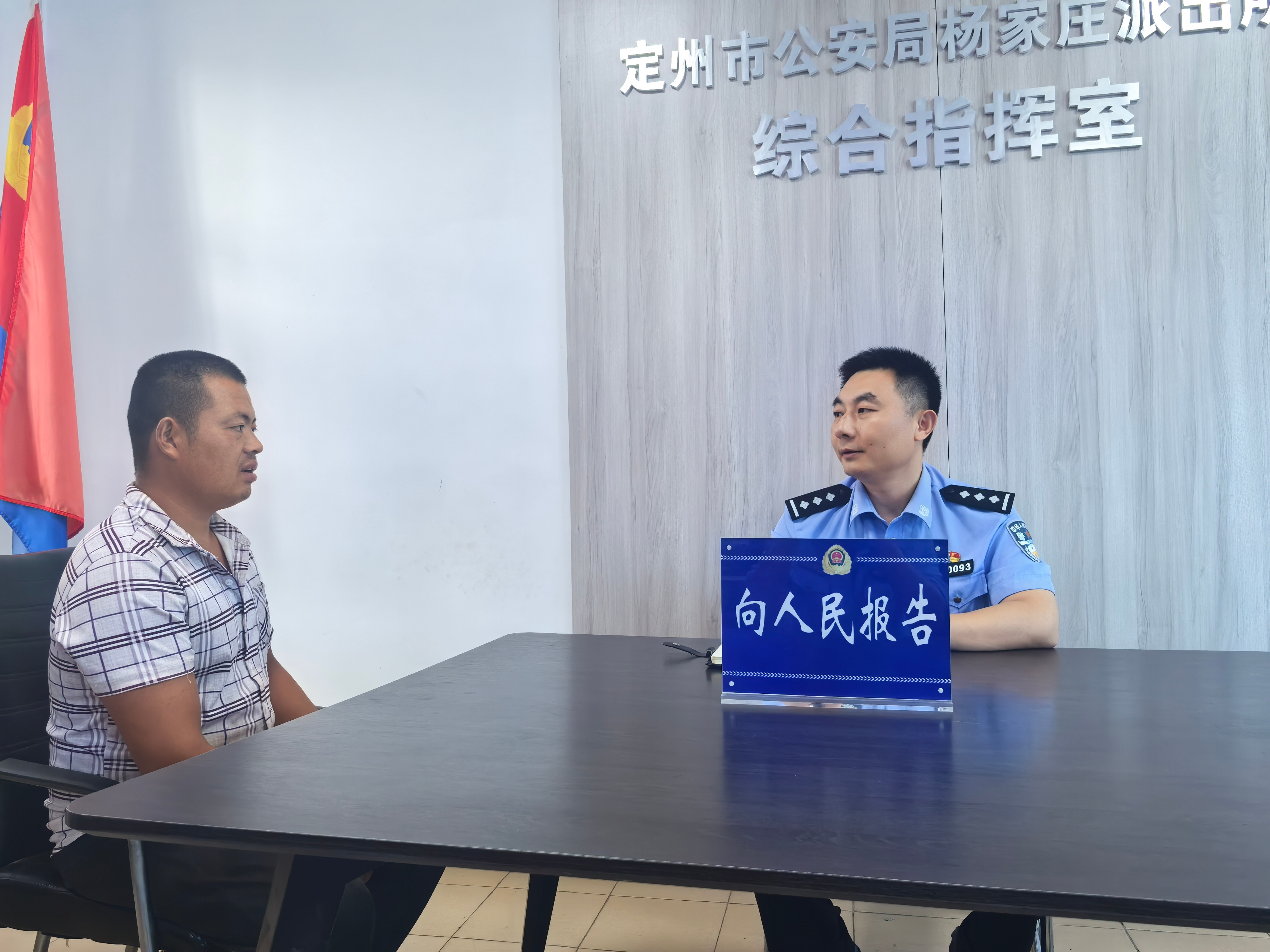 殷利国与群众交谈照片。