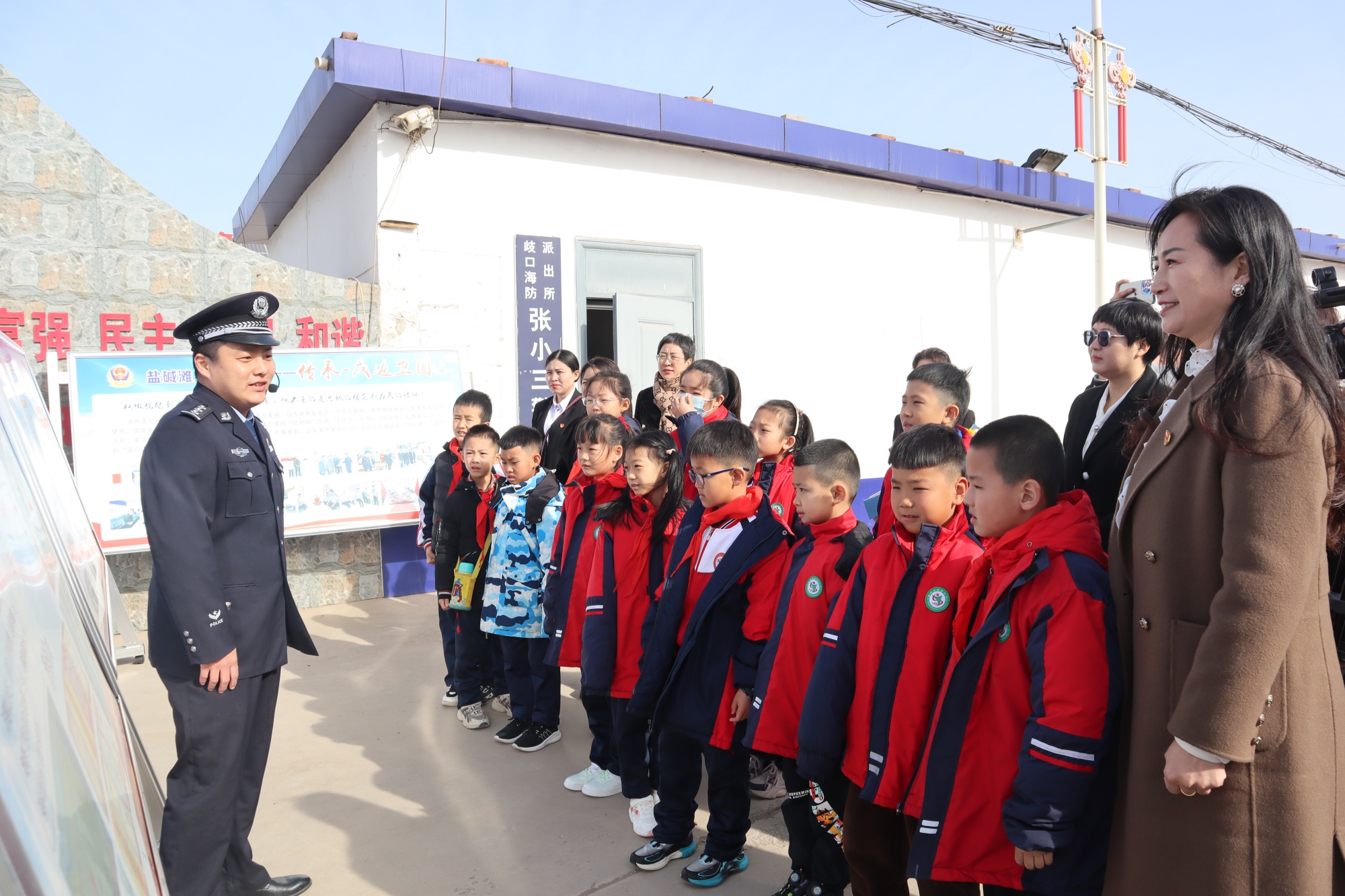 赵海超依托张小三警务室，为辖区小学生开展海防、法治教育，教育引导他们守海、护海、爱海。(1)