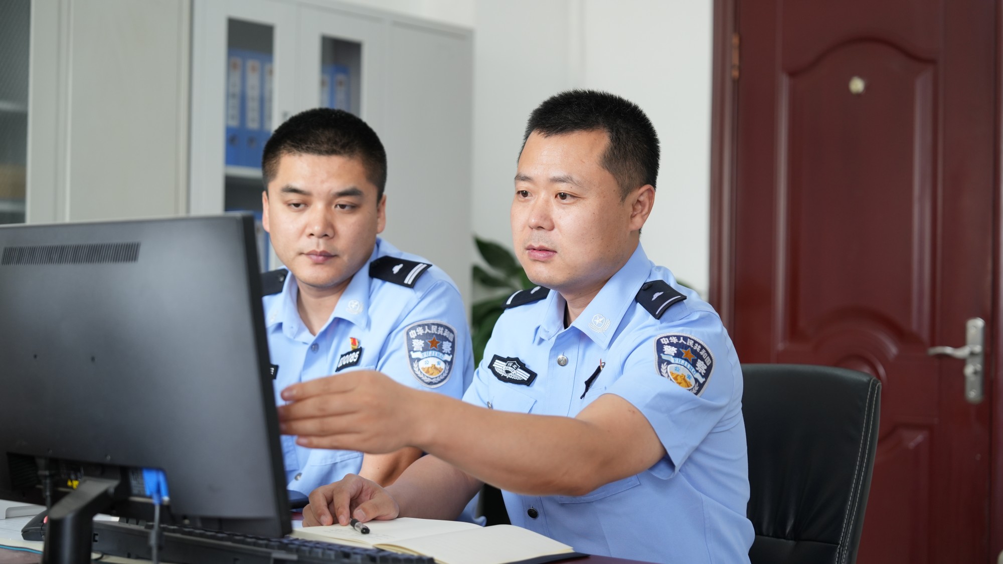 王英和同事在研判视频轨迹。石家庄市公安局长安分局供图