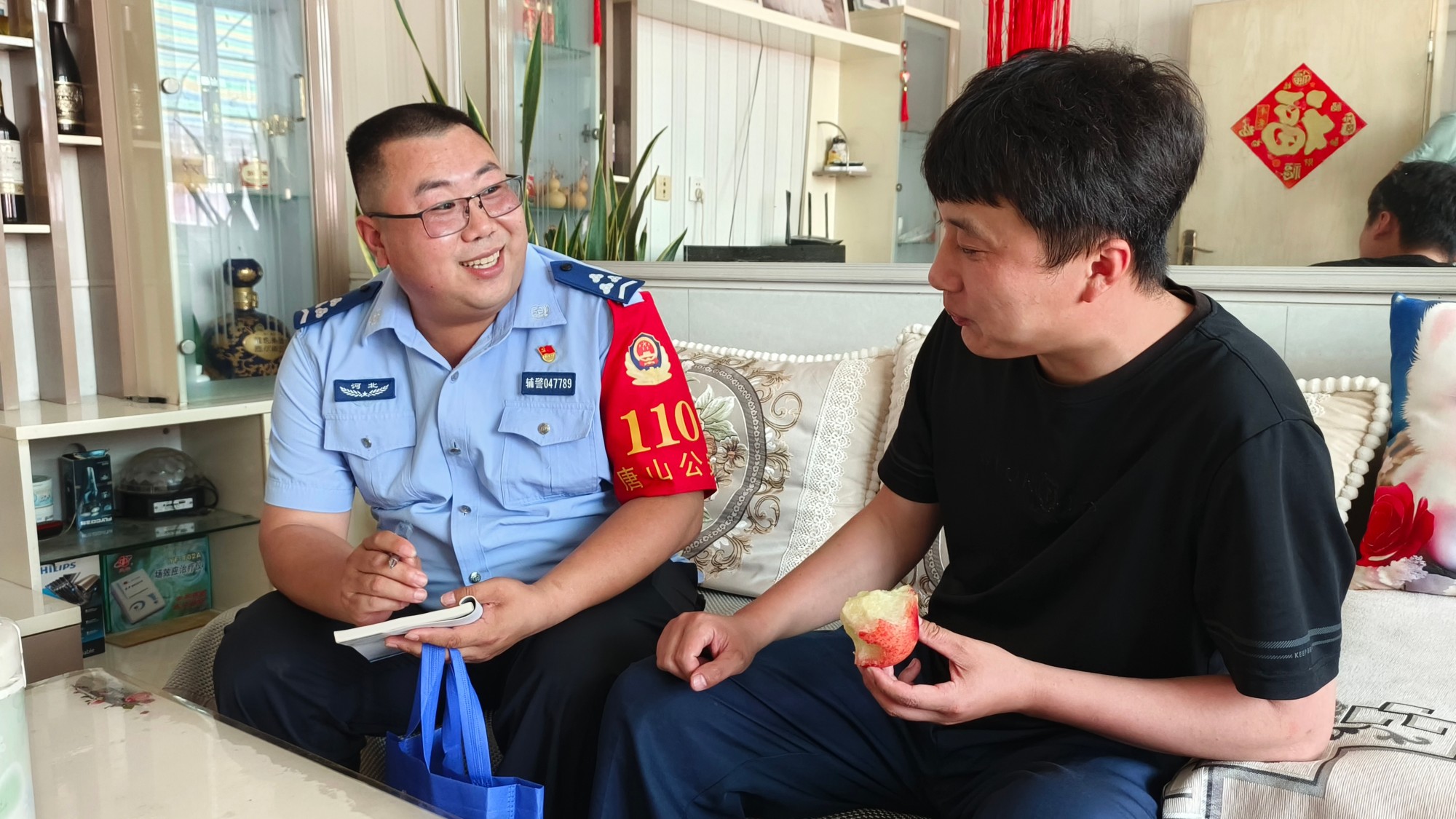 洪秀宇深入辖区群众家中走访搜集社情民意。