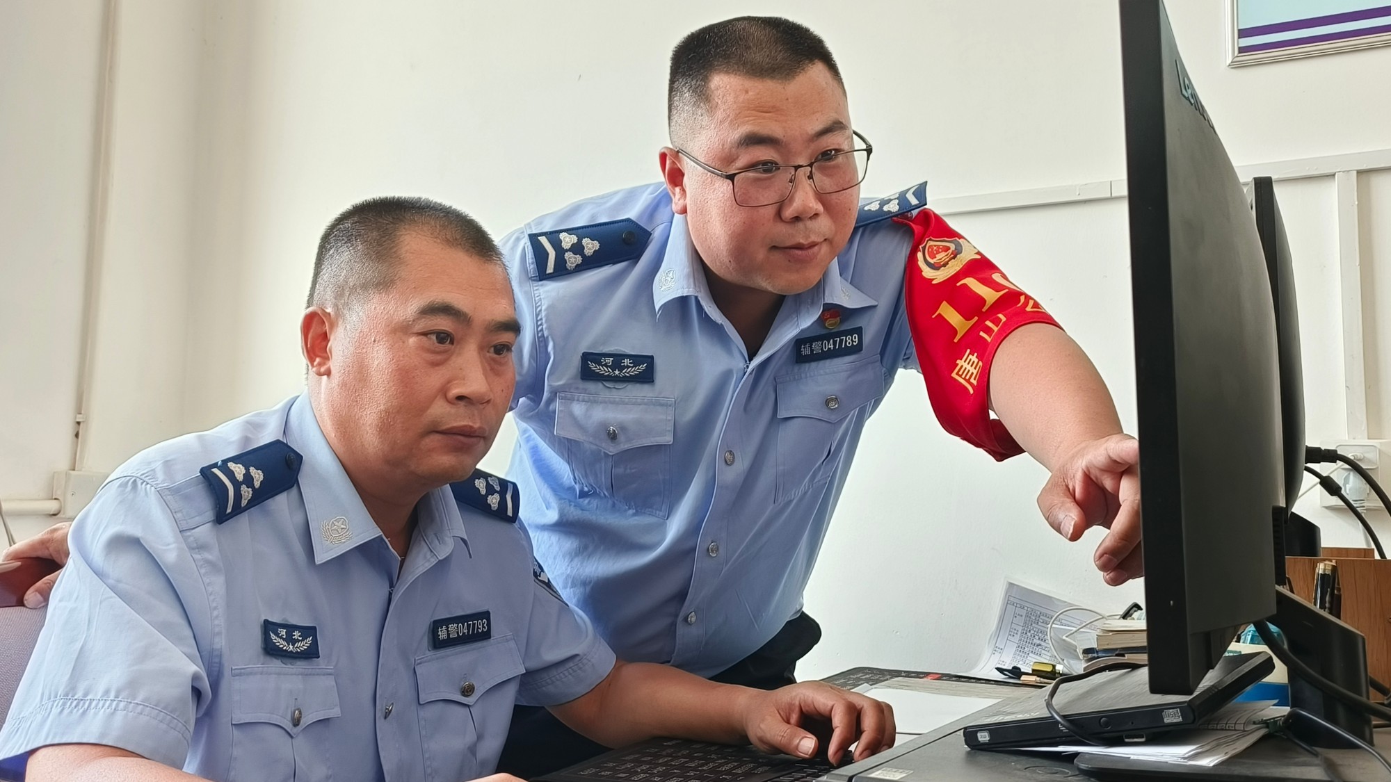 洪秀宇与同事共同分析辖区治安形势，研究基层基础工作。唐山市乐亭县公安局供图
