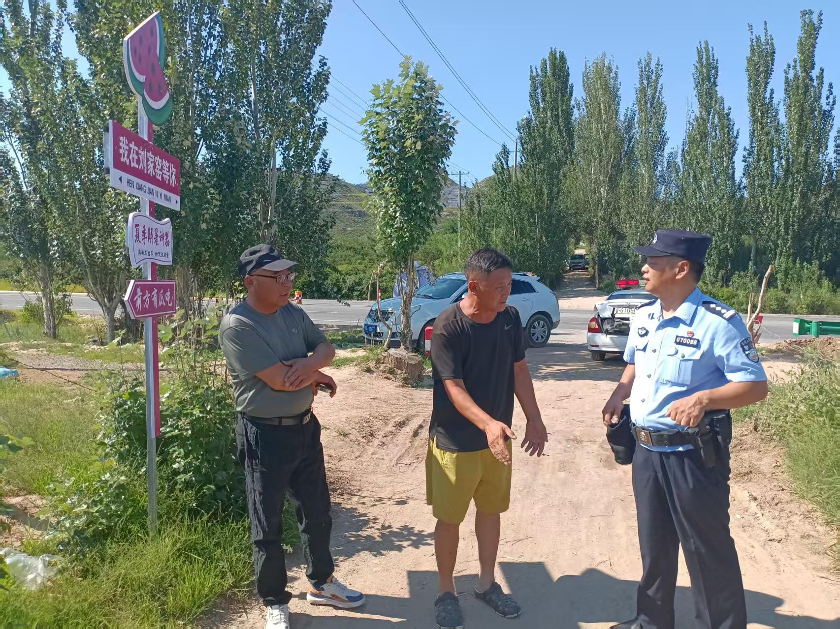 于小伟（右一）深入田间地头开展巡逻护瓜行动。