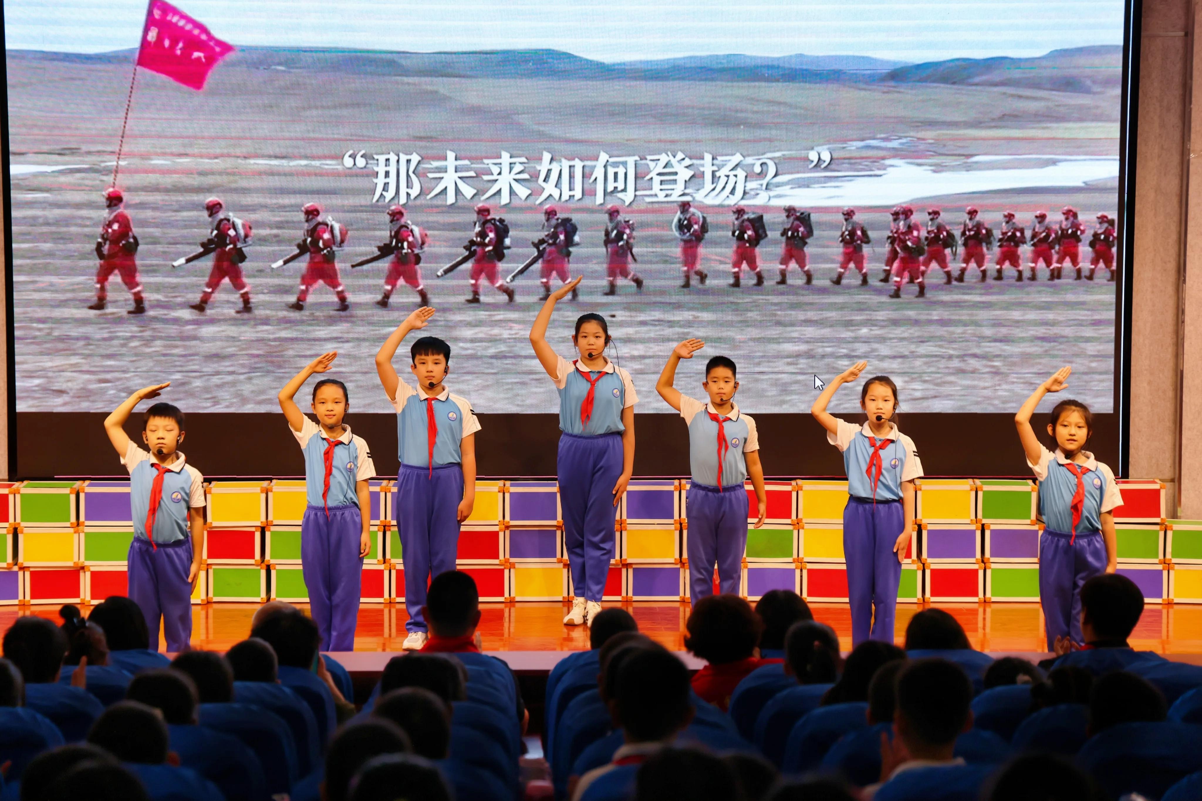 沧州市临海路小学的同学们表演诗朗诵《祖国到底是什么》。杨洋摄