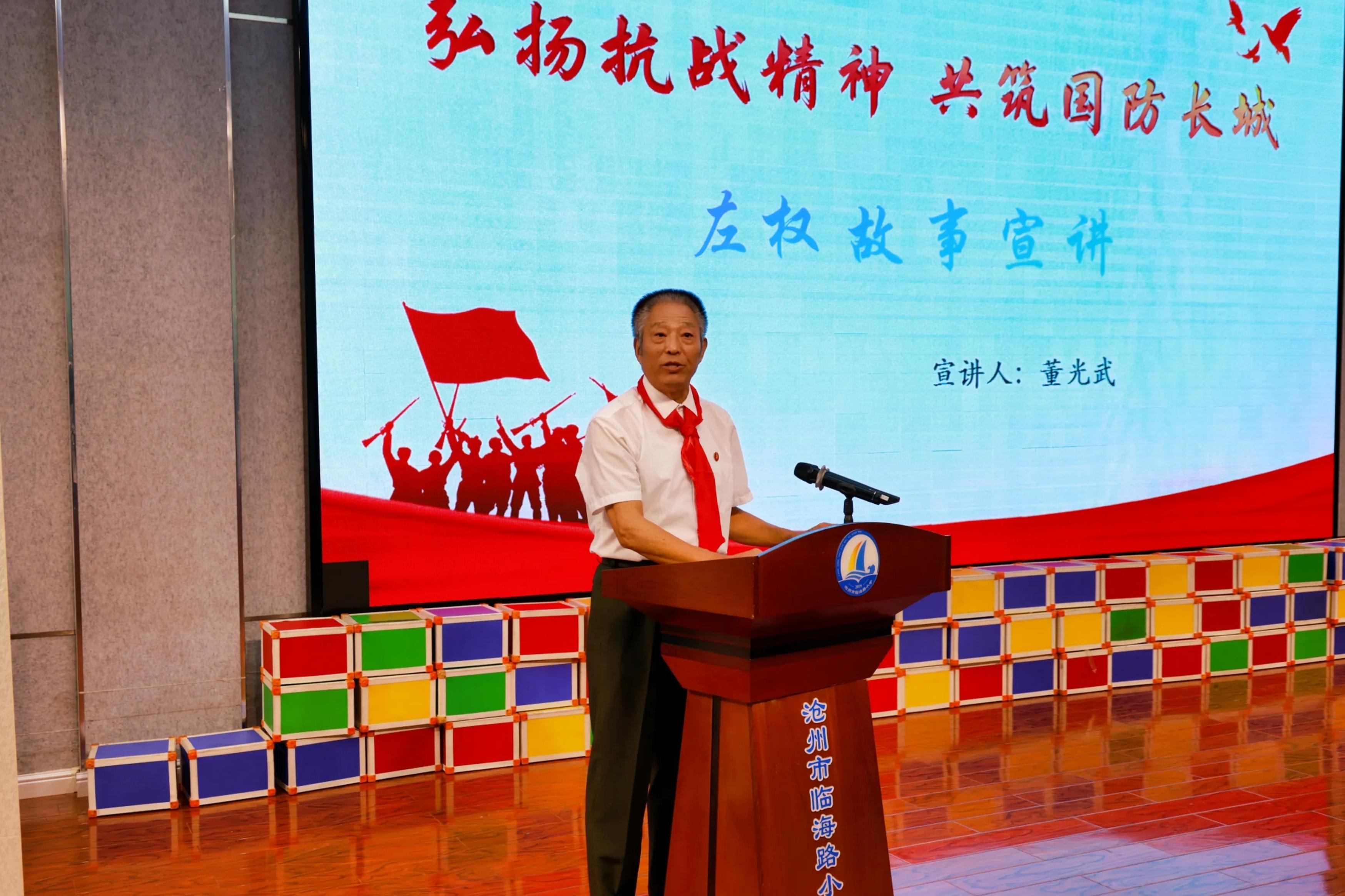 退伍老兵宣讲员为同学们讲述革命先烈的故事。杨洋摄