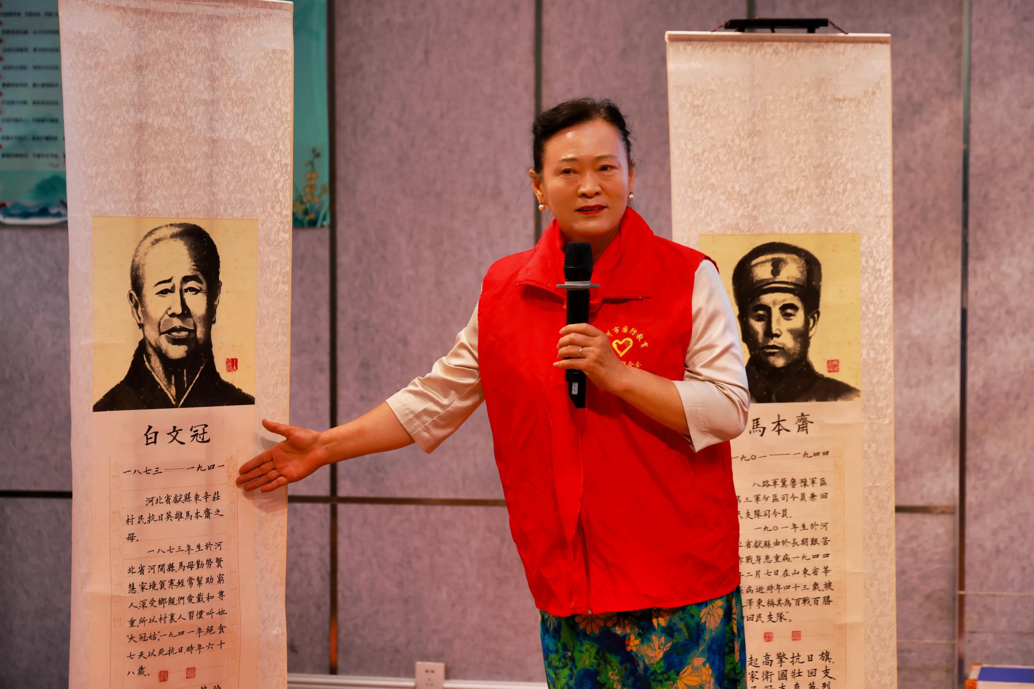 退伍老兵宣讲员为同学们讲述马母白文冠的故事。杨洋摄