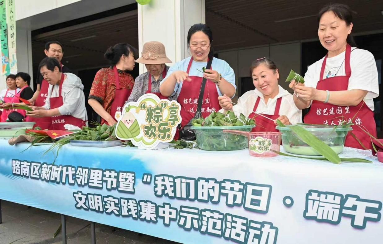 路南区“yuán来在这儿 zòng享建国里”主题文明实践集中示范活动现场。徐彪摄