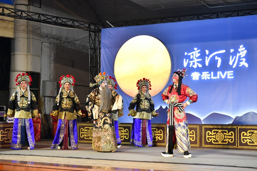 9月3日晚,评剧《乾坤带》在迁安市滦河渡上演。张泽慧摄