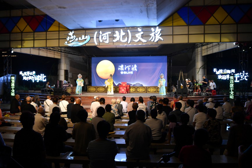 9月3日晚，评剧《乾坤带》在迁安市滦河渡上演。张泽慧摄