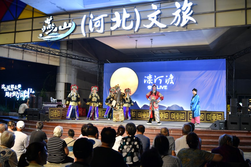 9月3日晚，评剧《乾坤带》在迁安市滦河渡上演。张泽慧摄