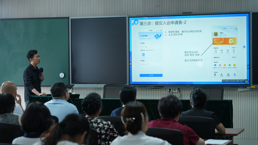 在沧州市工人文化宫青工课堂培训室内，“线上商城运营赋能”专题培训正在进行。刘一明摄