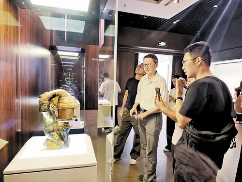 8月31日，游客在河北博物院参观。 本报记者 史晓多摄