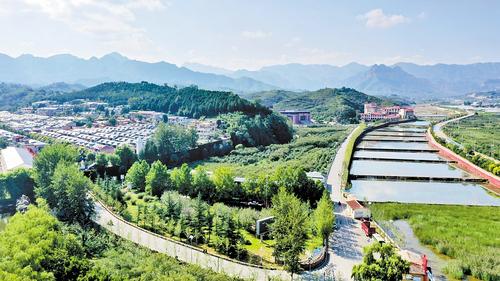 施工人員正在進行曲周互通收費島頭模板支護作業。