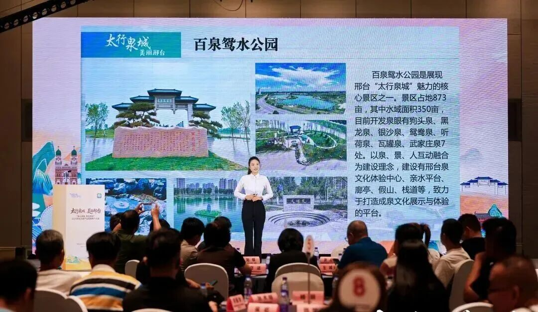 相关工作人员推介各景区(景点)。陈茜摄