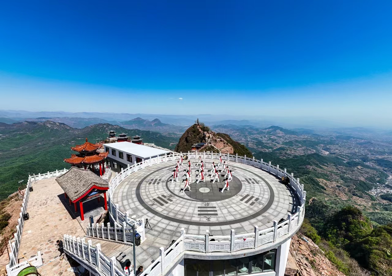 古武当山上的太极表演。郭文朝摄