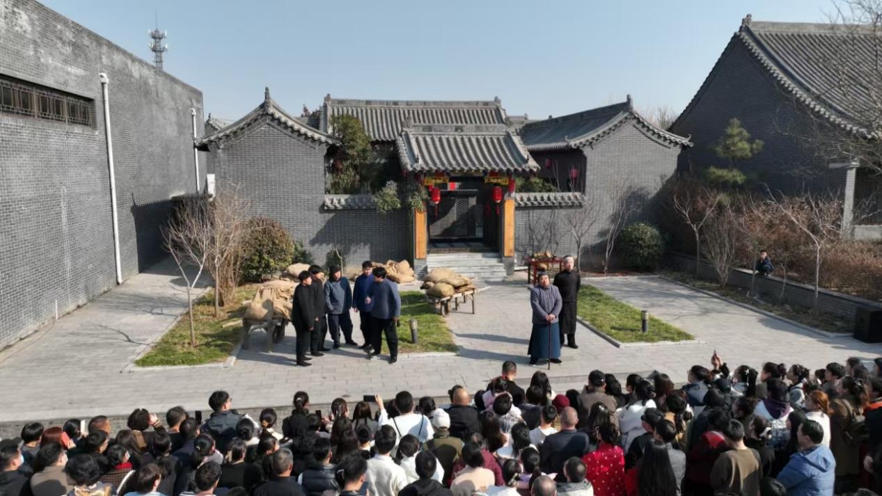 伯延古镇里的实景演出。安晓亮摄