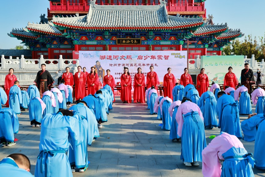 沧州市水月寺小学学生向老师们行拜师礼。杨洋摄