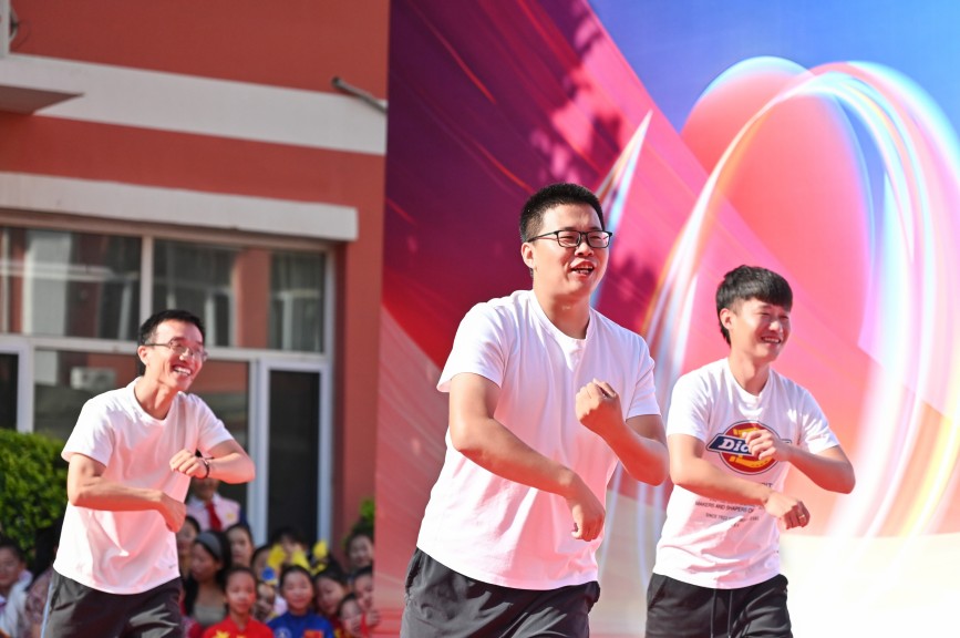 老师上台表演舞蹈节目。陈亮摄