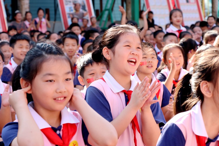 学生们尽享开学典礼上的欢乐时光。王杰摄