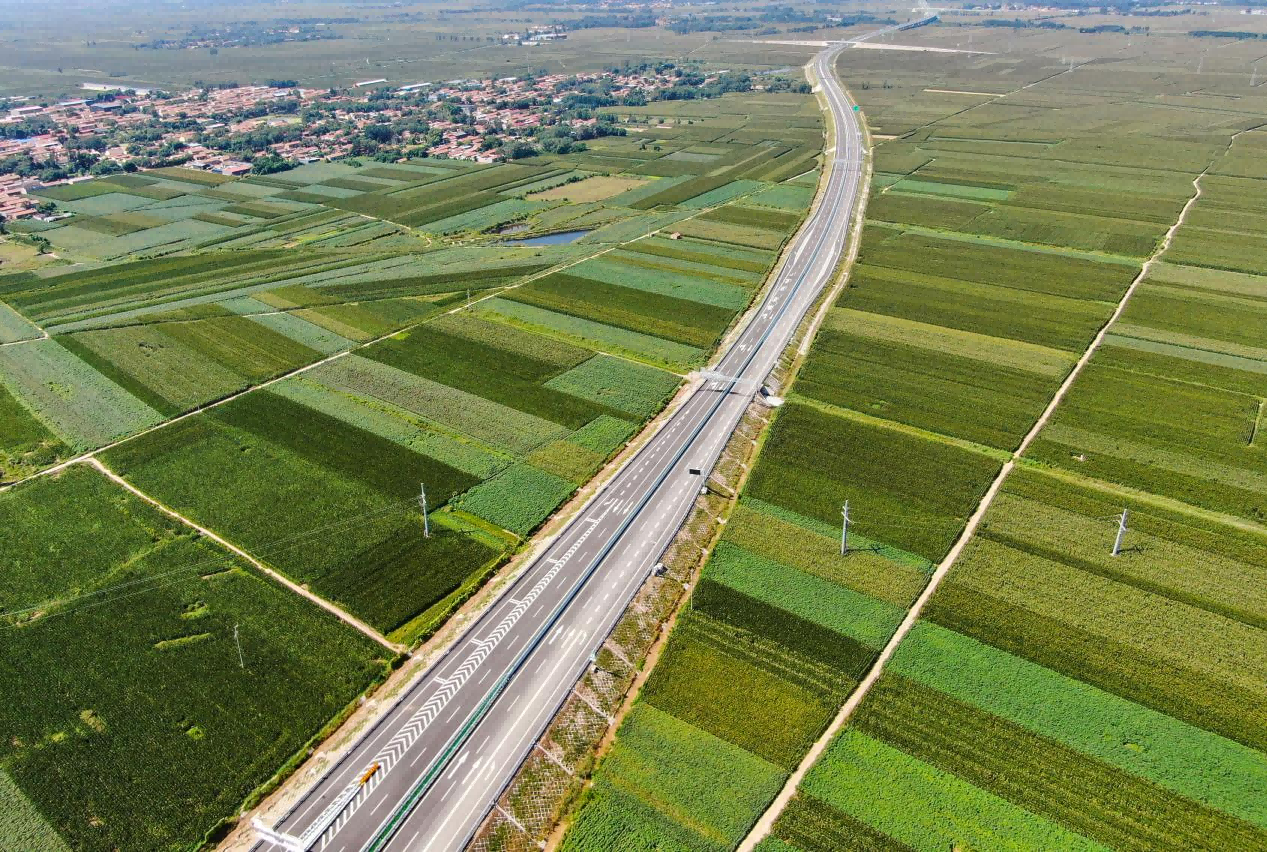 横亘在华北平原上的邯港高速衡水沧州界至国道G205段（无人机照片）。董国池摄