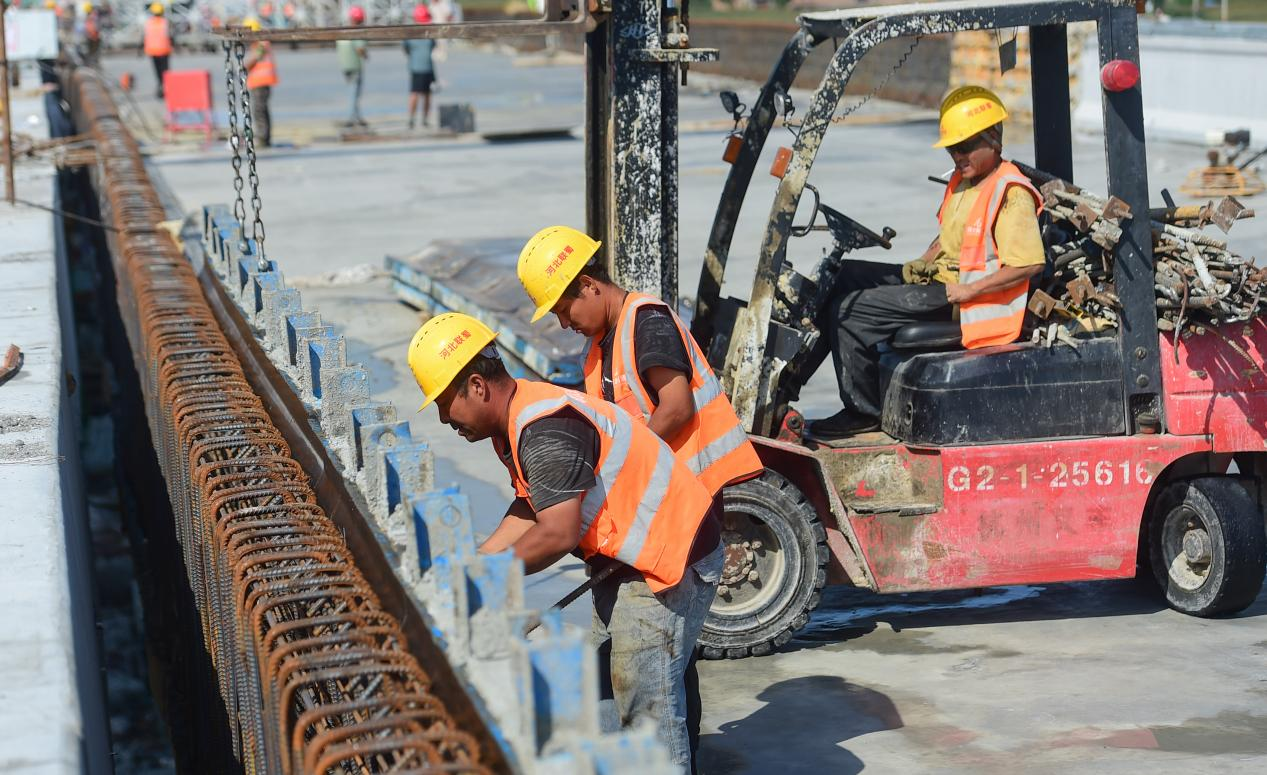 工人在邯港高速衡水沧州界进行衔接施工。傅新春摄