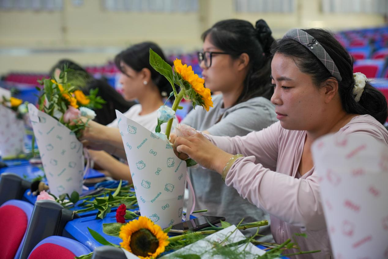 任丘市第八中学老师们学习插花。韩慧峰摄