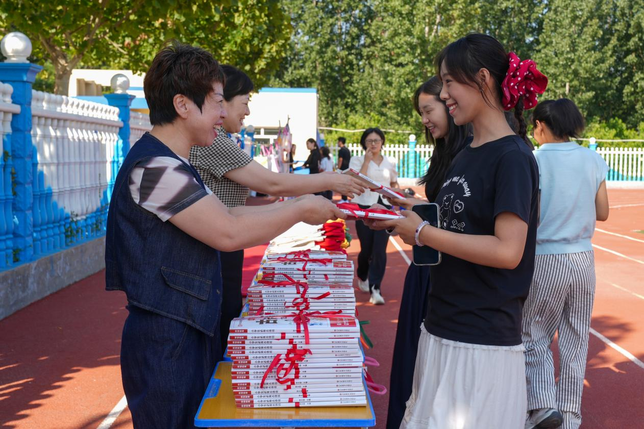 任丘市第八实验小学为老师送上图书。韩慧峰摄