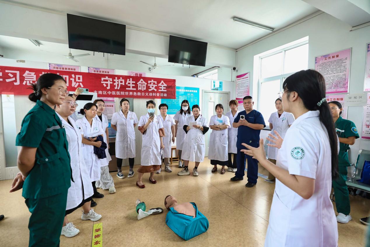 在丰南区青年路街道物资村社区卫生服务站，中医院医生为站内医护人员和居民普及急救知识。毕帅摄