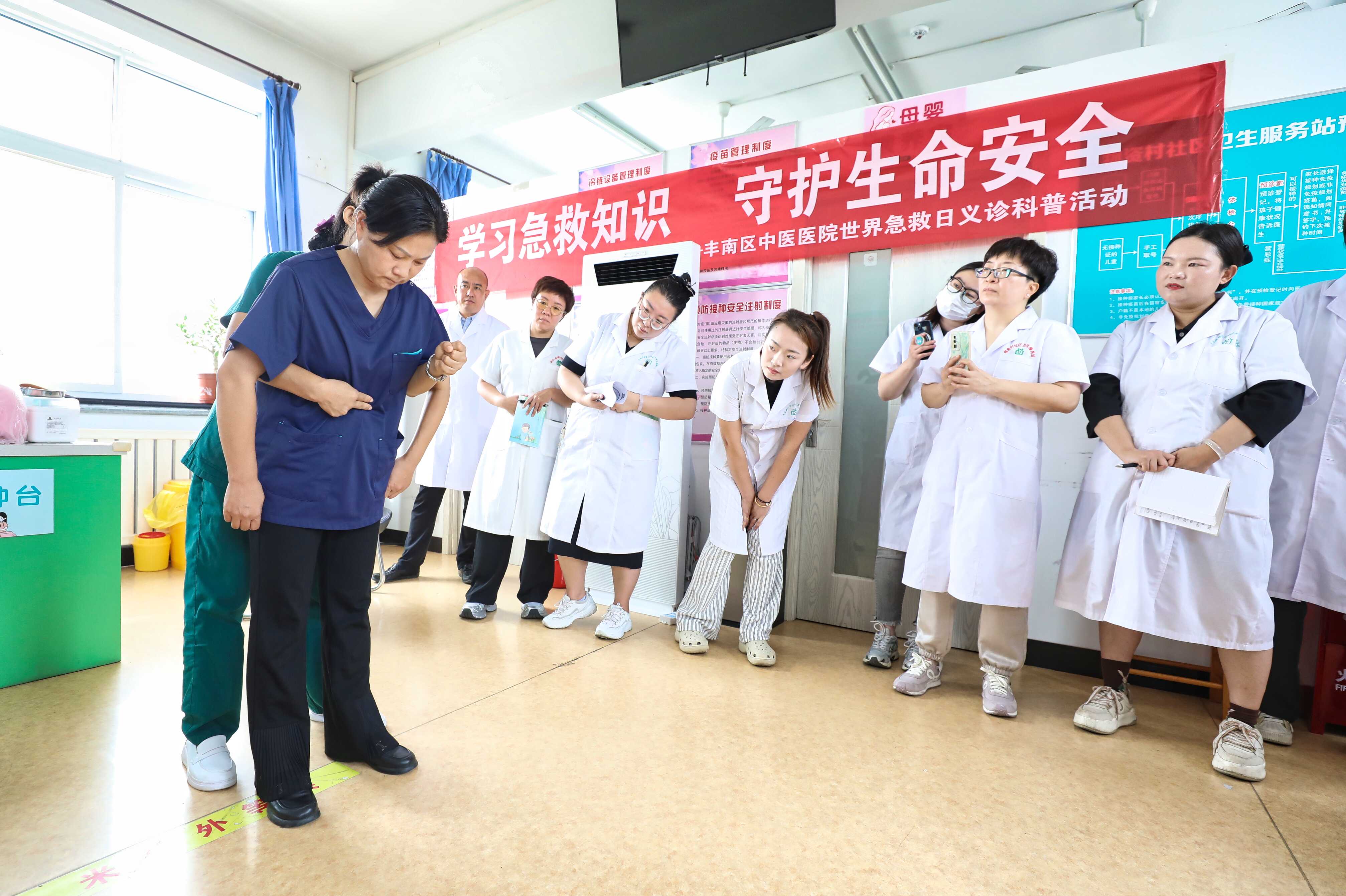 在丰南区青年路街道物资村社区卫生服务站，中医院医生为站内医护人员和居民普及急救知识。毕帅摄