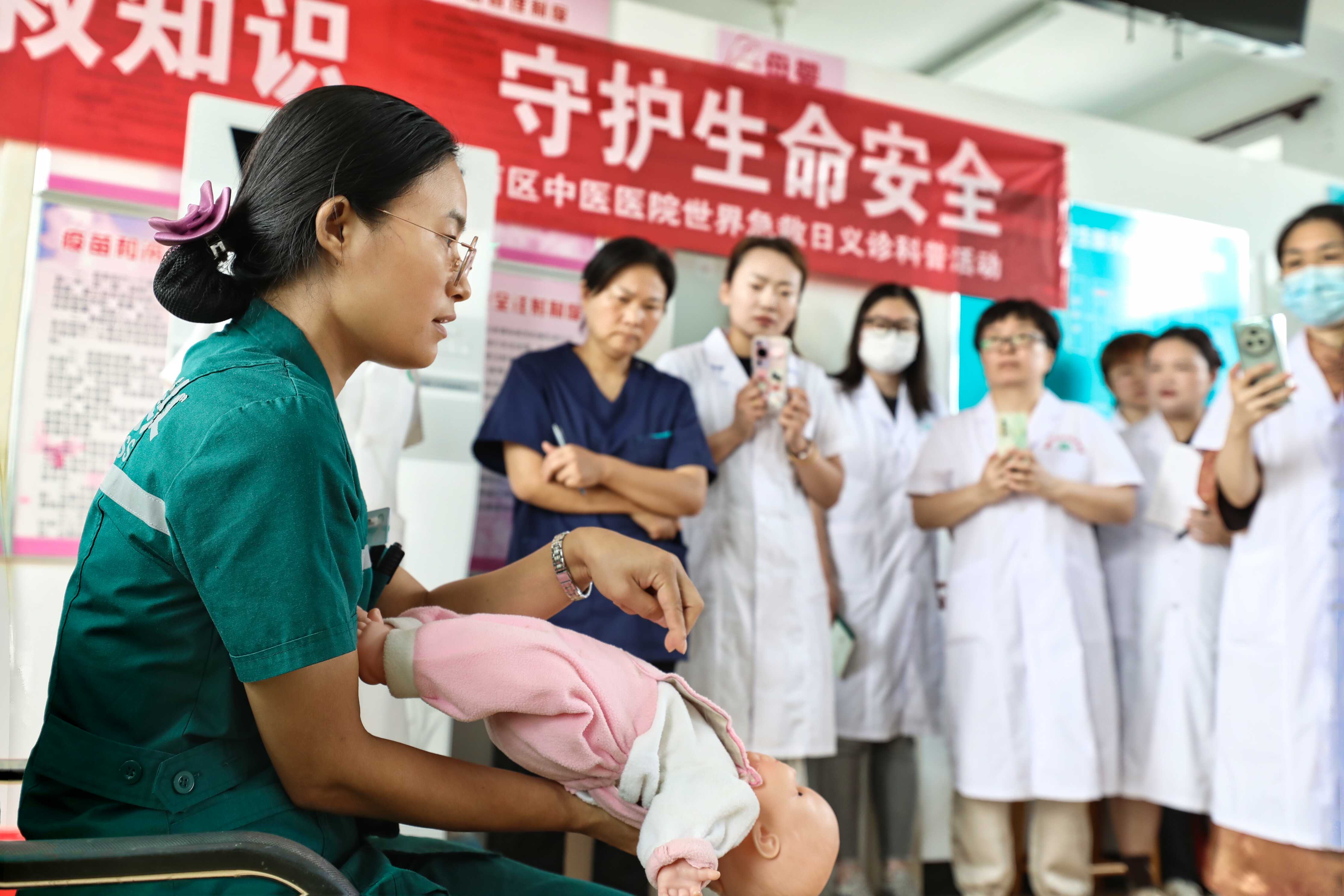 在丰南区青年路街道物资村社区卫生服务站，中医院医生为站内医护人员和居民普及急救知识。毕帅摄