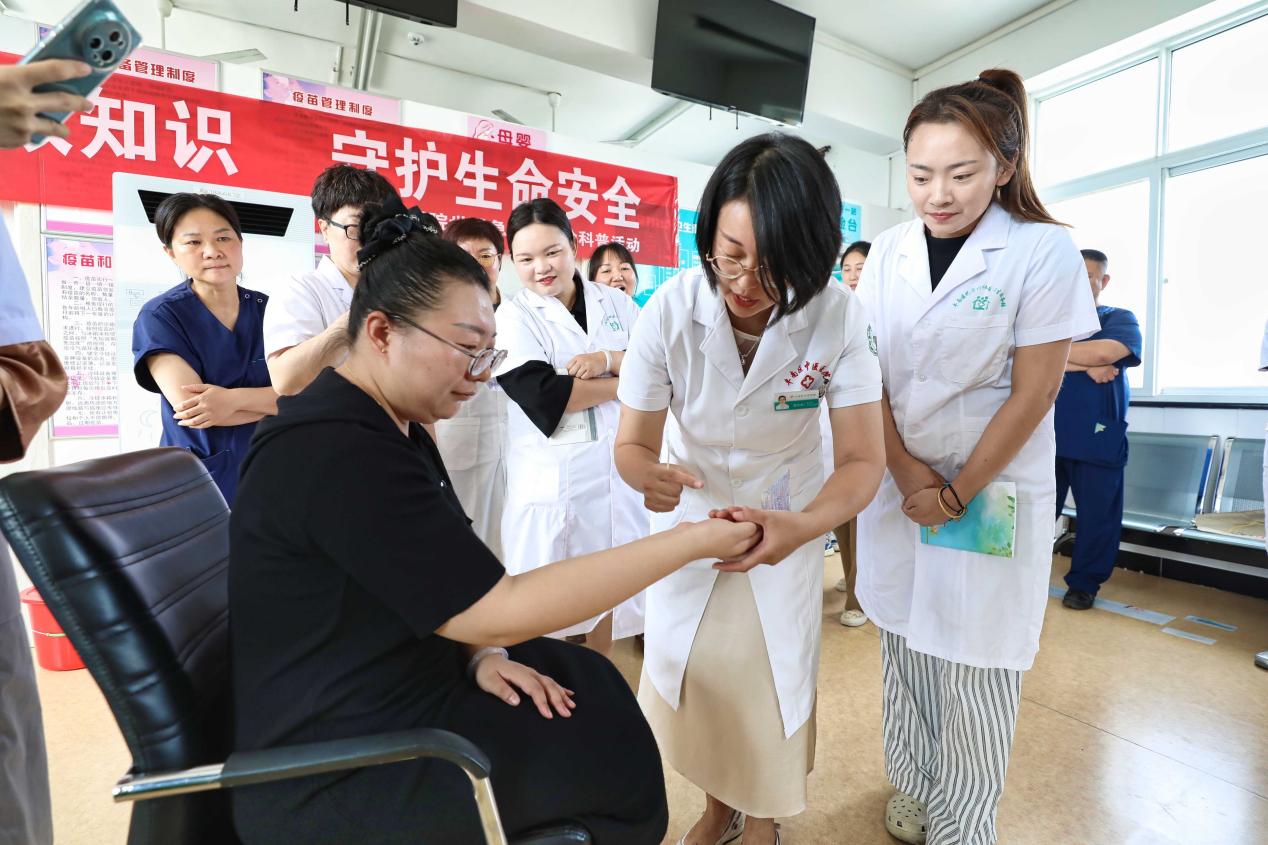 在丰南区青年路街道物资村社区卫生服务站,中医院医生为站内医护人员和居民普及急救知识。毕帅摄