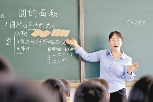 9月10日,王月霞正在給學生們上數學課。本報記者 田明攝