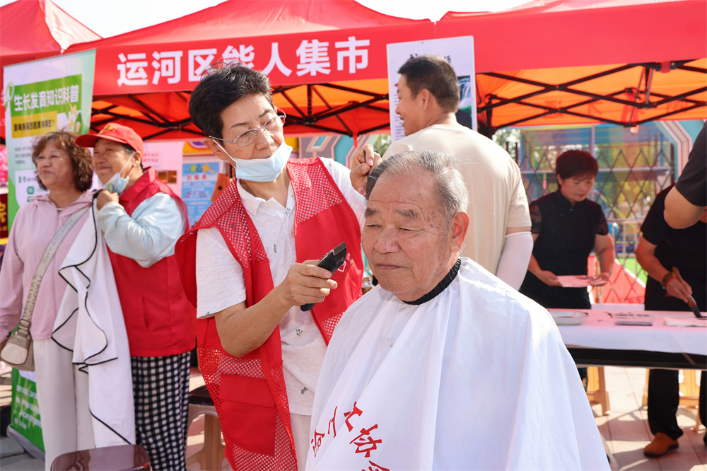志願者為居民義務理發。楊洋攝