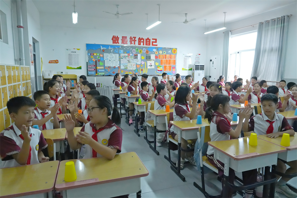 9月15日,保定市复兴小学六年级同学们正在学习网络安全拍手歌。魏宇彤摄