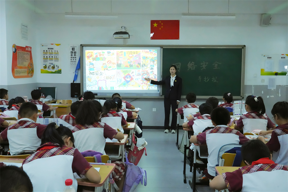 9月15日，保定市复兴小学美术课上，老师正在讲解绘制手抄报要点。魏宇彤摄