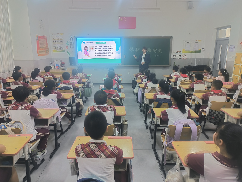 9月15日，保定市复兴小学内，班主任在主题班会上给同学们讲网络安全知识。魏宇彤摄