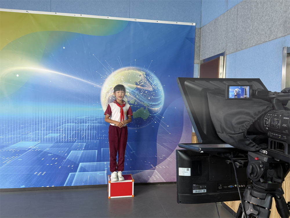 9月15日，保定市复兴小学校园内，学生化身小主播录制网络安全节目。魏宇彤摄