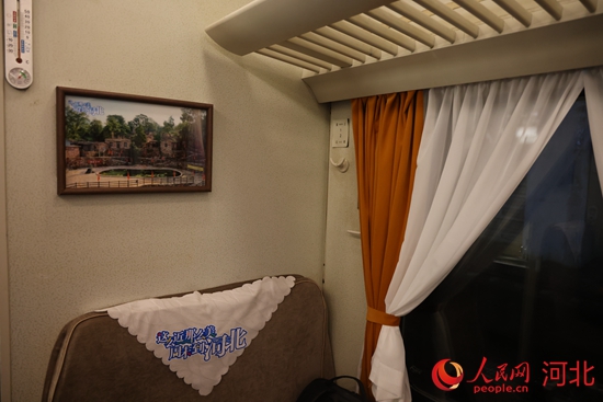 “抗大號”鐵路客運列車車廂裝飾。人民網 席彪攝