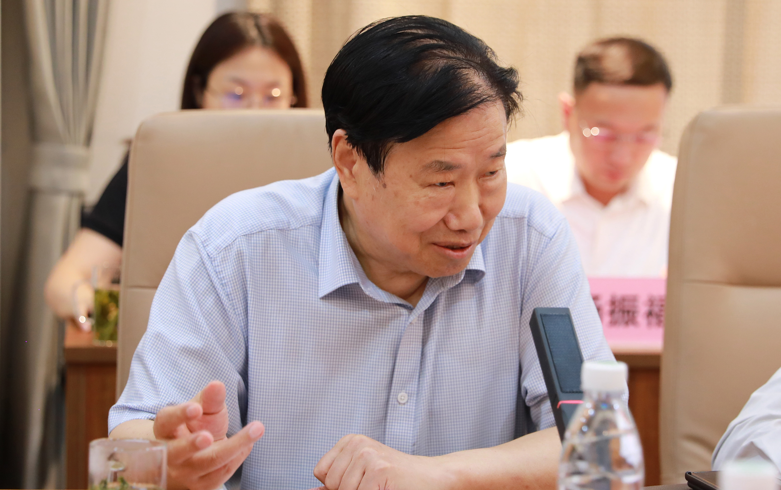 劉山國 同福集團董事長 共建共享平台賦能縣域經濟高質量發展 同福集團瞄准縣域市場的巨大潛力，以“聯廠、拴商、粘店、鎖客”八字方針為核心，打通從工廠到經銷商、終端店再到消費者的全鏈路閉環。