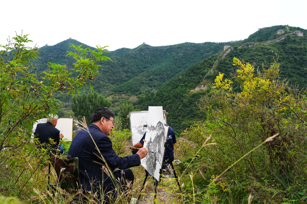 9月19日，艺术家们来到迁安市河流口村明长城进行采风写生。张泽慧摄
