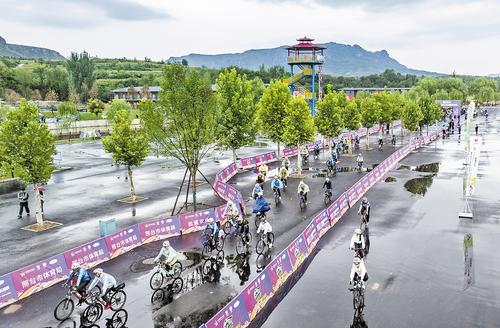 9月17日，自行車騎行愛好者在邢台市抱香谷騎行小鎮騎行。本報記者 田明攝