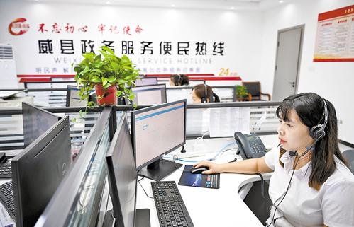 近日，在威縣綜合治理中心，“民情通辦”平台工作人員在接聽熱線電話。 本報記者 趙永輝攝