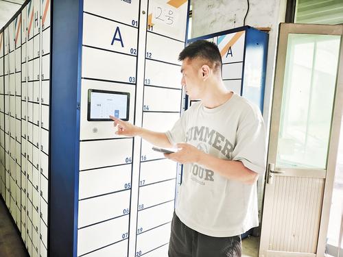 9月11日,在深澤縣留村鄉羊村兔喜快遞超市,附近居民正在智能快遞櫃前取件。 本報見習記者 屈玉琪攝