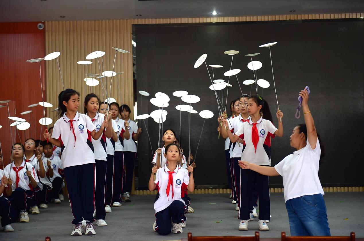 吴桥县新兴路小学的孩子在练习杂技——“转碟”。傅新春摄