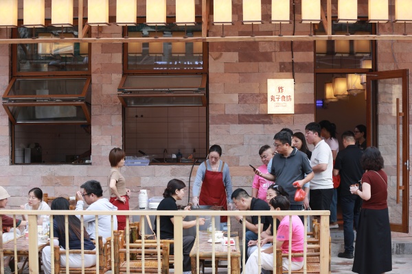 游客在东太行百里画廊山李冀·李家庄山游市集有序用餐。李树锋摄