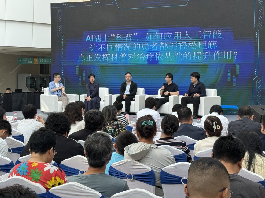 在丰南区医院门诊大厅，CACA-CBCS专家受邀开展“科普先行 予她光芒”科普全域行活动。毕帅摄