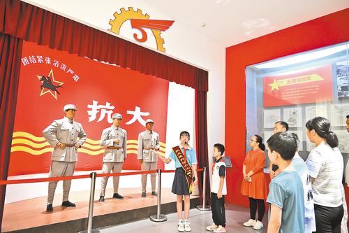 日前，中国人民抗日军政大学陈列馆小讲解员魏芊宇为观众讲述抗大故事。 本报记者 赵永辉摄