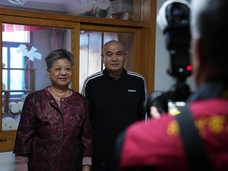 新华区摄影志愿者上门为老党员家庭拍摄全家福。刘友辉摄